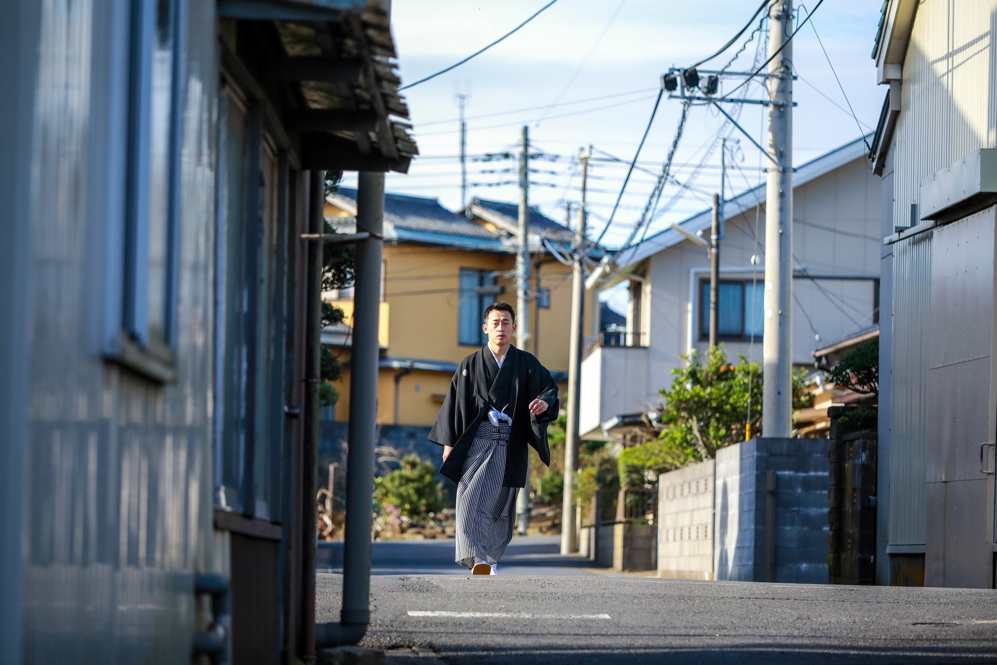 街並みの風景に溶け込む一瞬 新郎さんのかっこいい姿見てください 千葉 市川 オリジナル結婚式のフリーランスウェディングプランナー