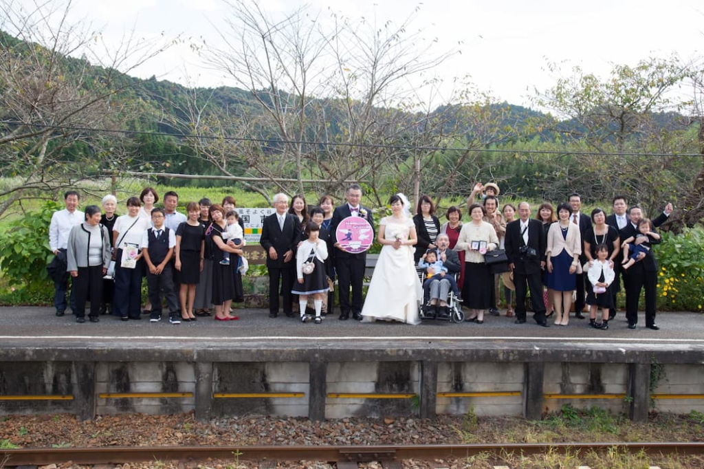いすみ鉄道のホームで結婚式の集合写真